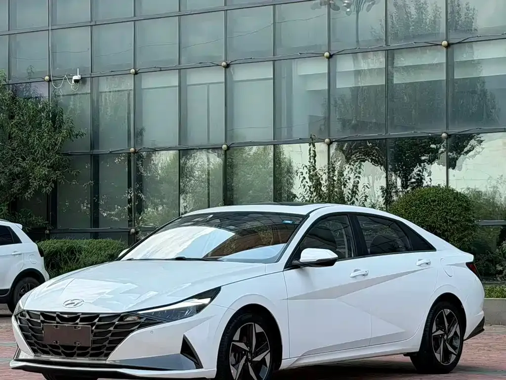 Hyundai Elantra — фото 1