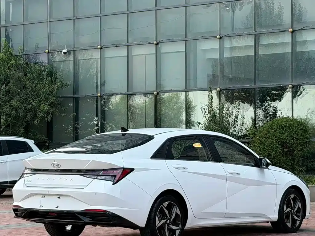 Hyundai Elantra — фото 2