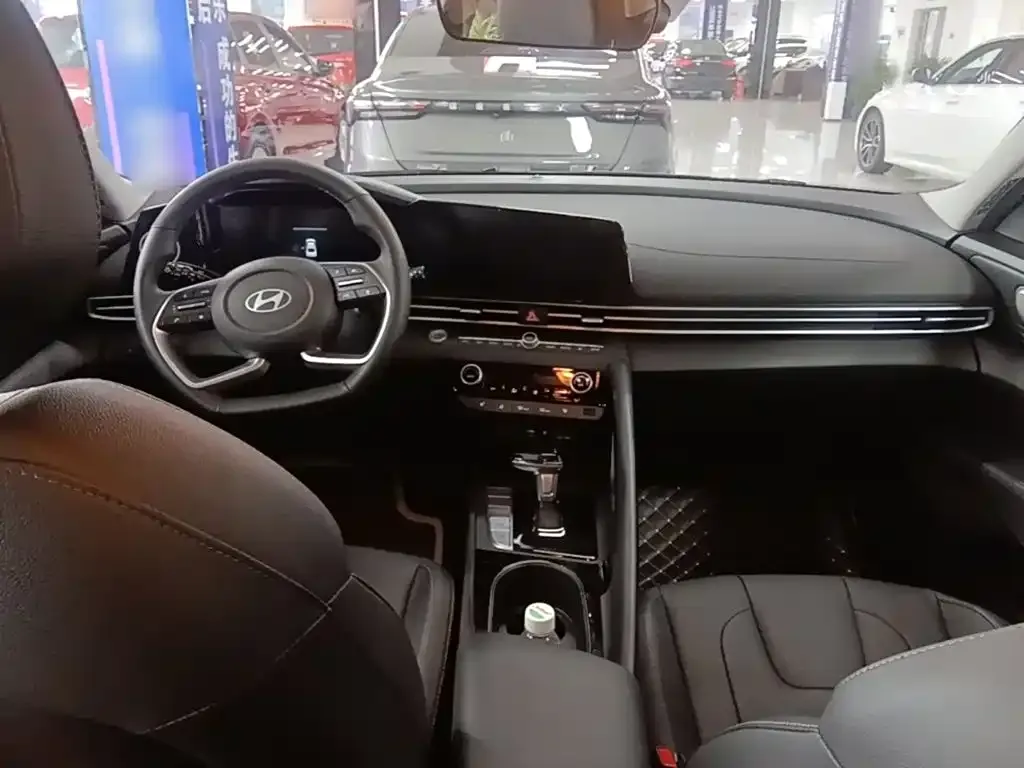 Hyundai Elantra — фото 10
