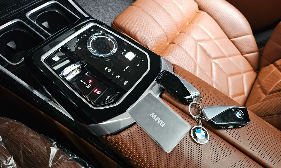BMW 7-Series — фото 10