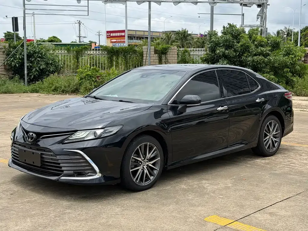 Toyota Camry — фото 1