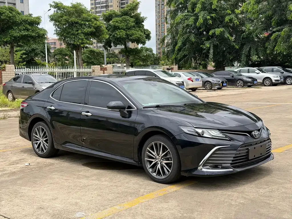 Toyota Camry — фото 2