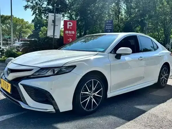 Toyota Camry — фото 1