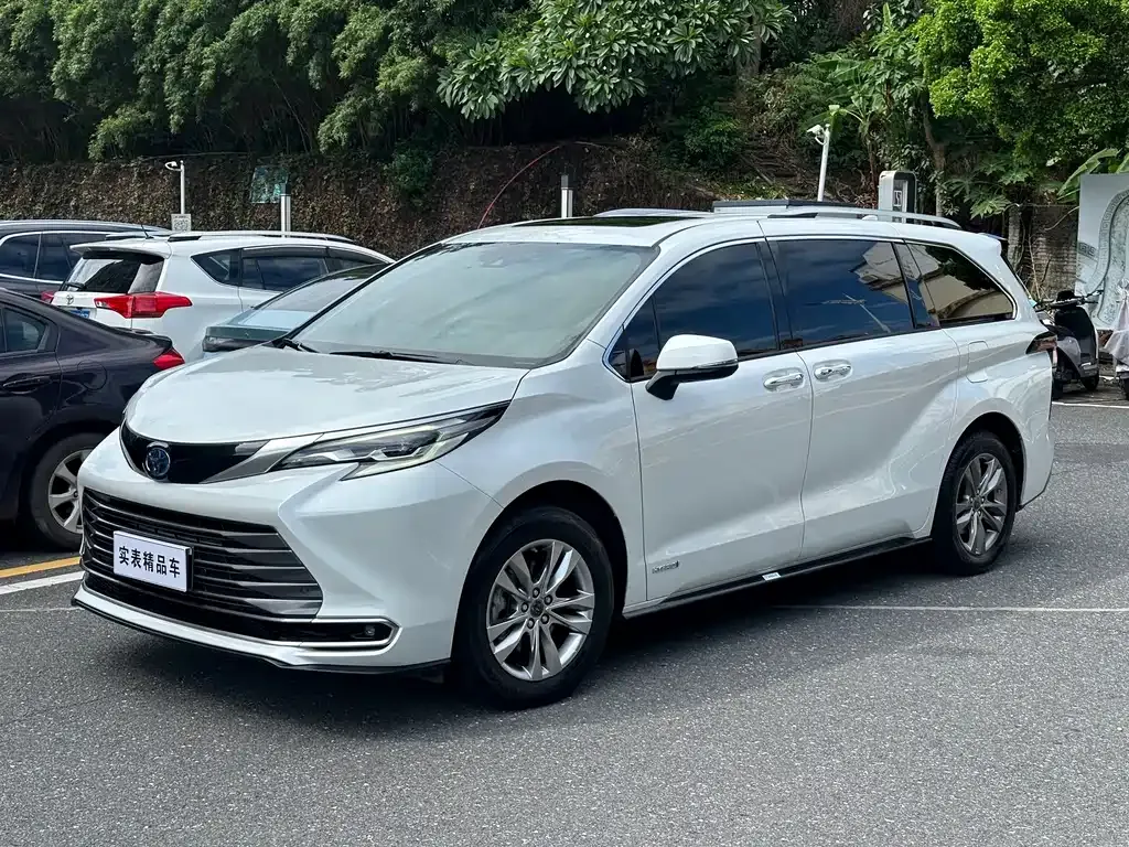 Toyota Sienna — фото 1