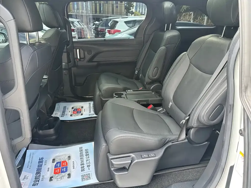 Toyota Sienna — фото 10