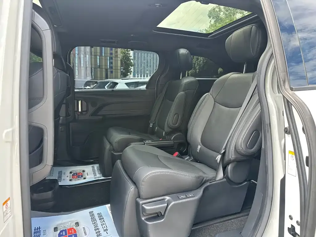 Toyota Sienna — фото 2
