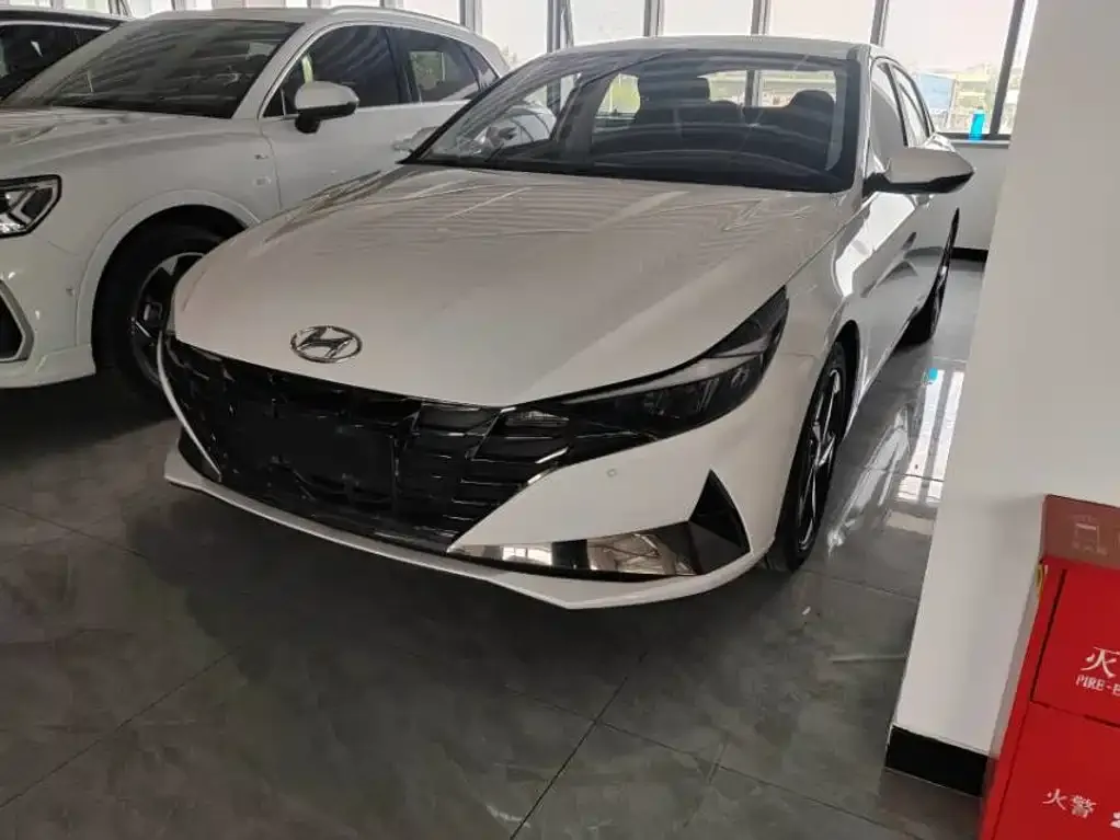 Hyundai Elantra — фото 1