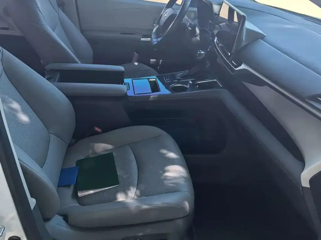 Toyota Granvia — фото 2