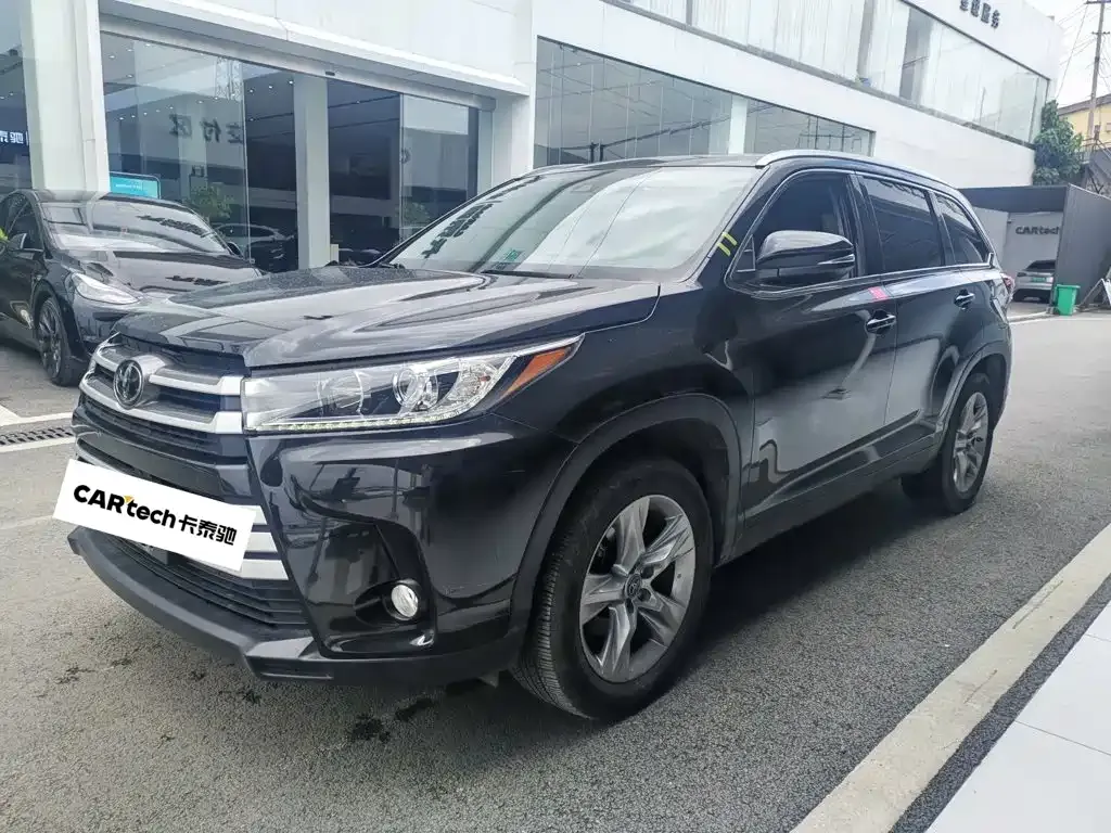 Toyota Highlander — фото 1