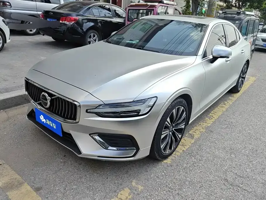 Volvo S60 — фото 1