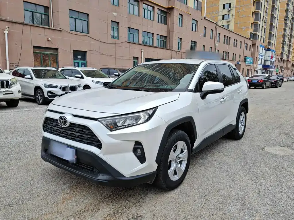 Toyota RAV4 — фото 1