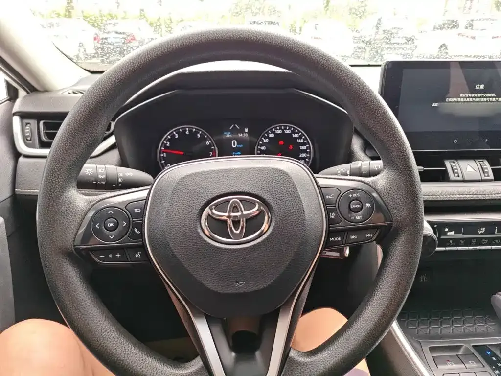 Toyota RAV4 — фото 5