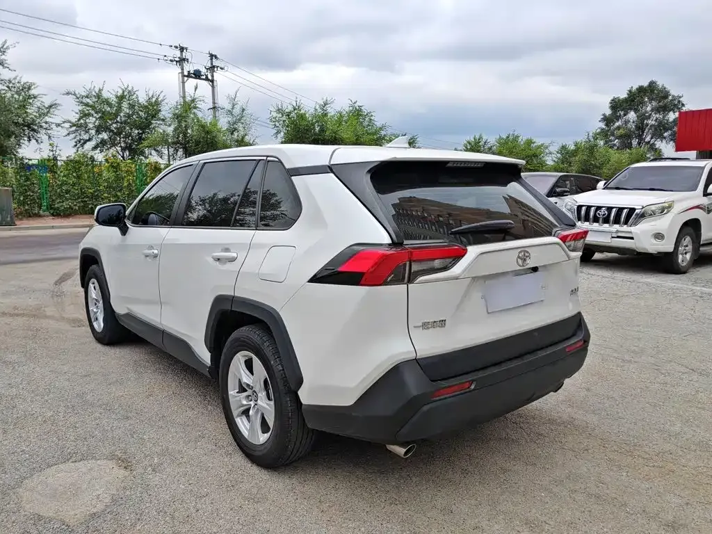Toyota RAV4 — фото 6
