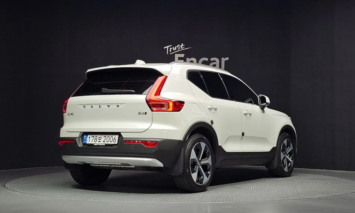 Volvo XC40 — фото 7