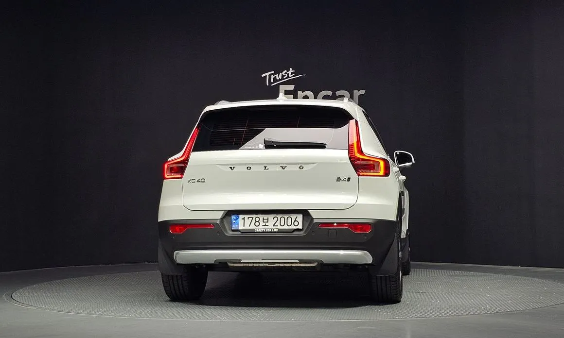 Volvo XC40 — фото 6