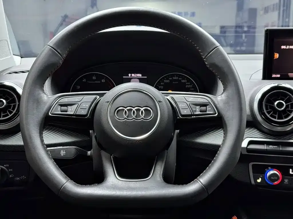 Audi Q2L — фото 2