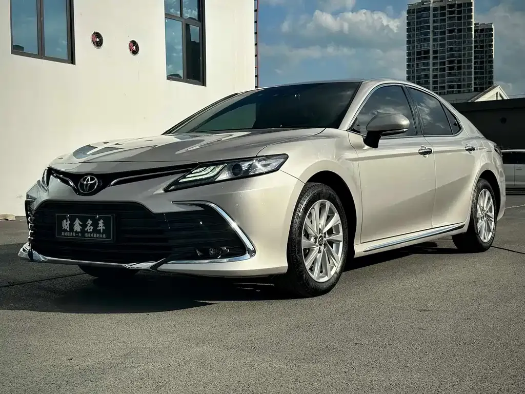 Toyota Camry — фото 1
