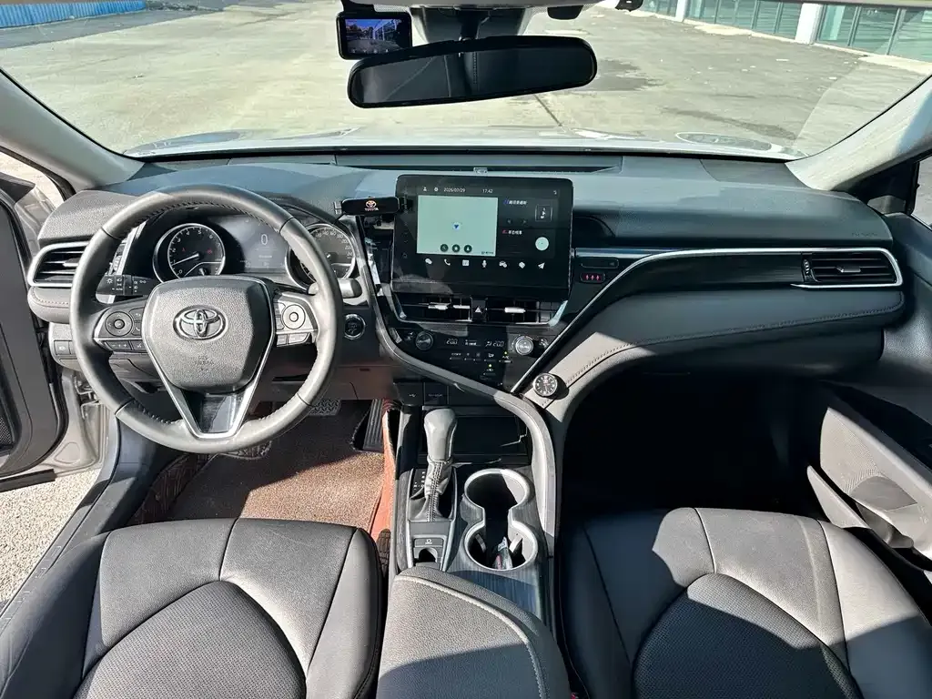 Toyota Camry — фото 5