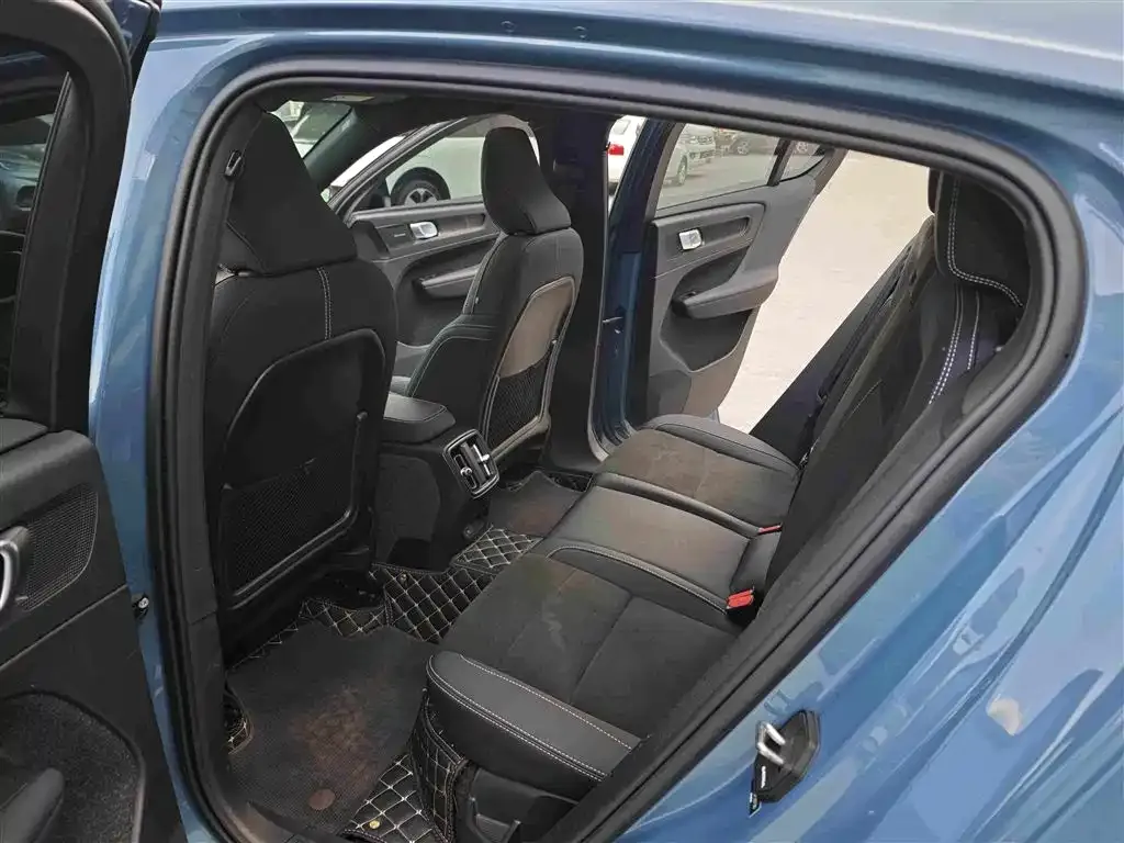 Volvo C40 — фото 4