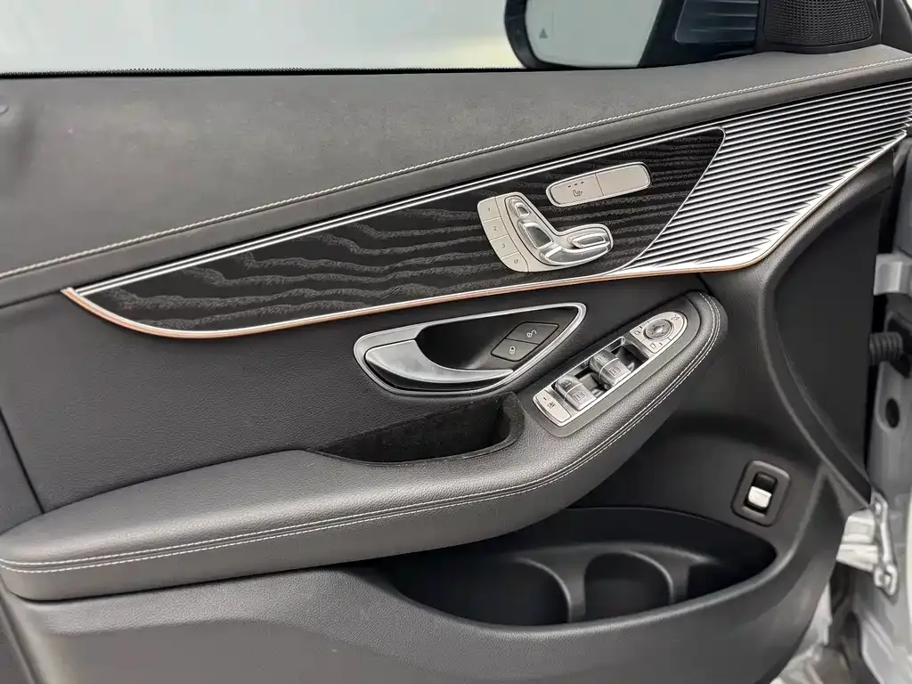 Mercedes-Benz EQC — фото 10