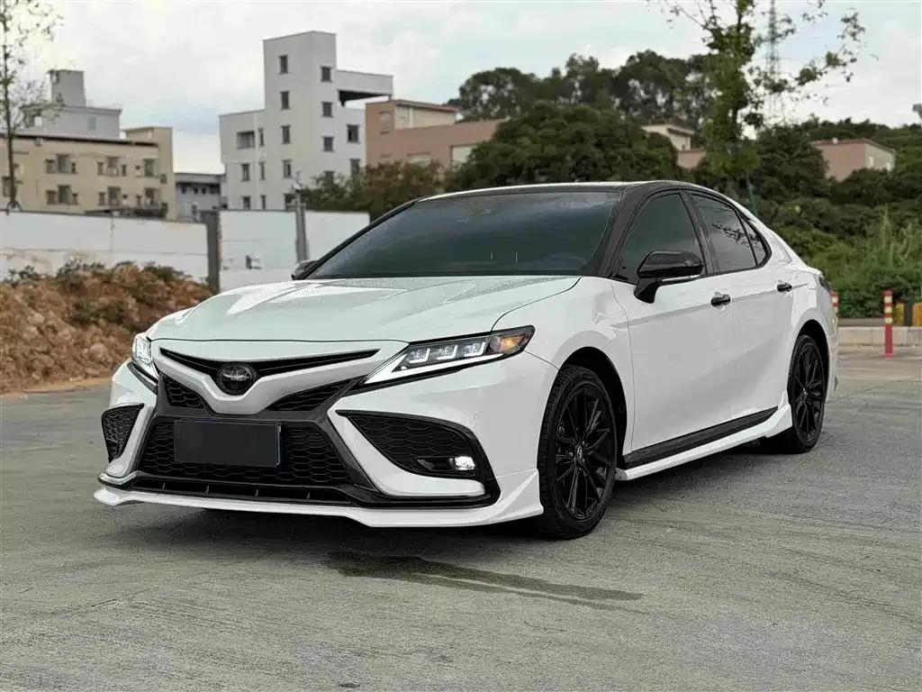 Toyota Camry — фото 1