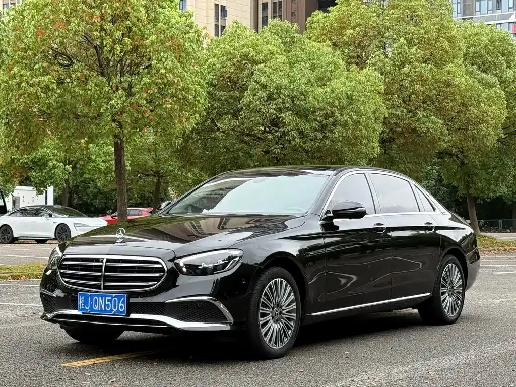 Mercedes-Benz E-Class — фото 1