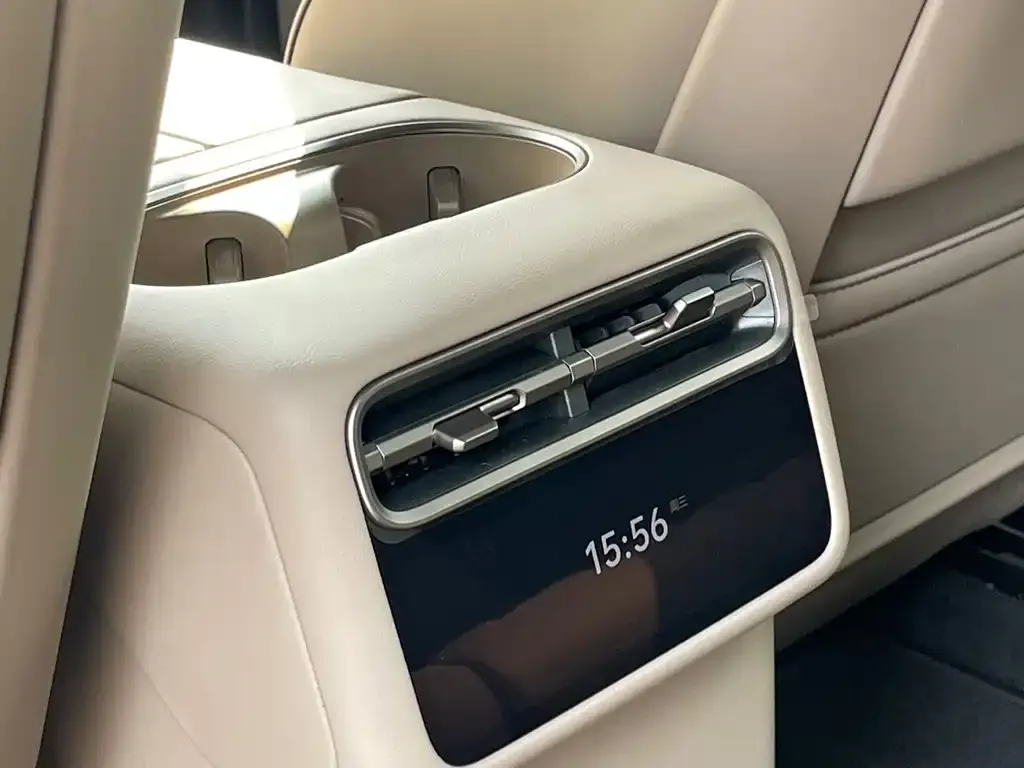 Li Auto L8 — фото 5
