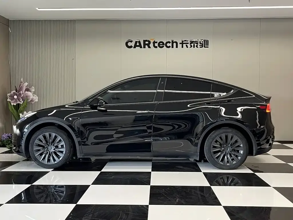 Tesla Model Y — фото 10