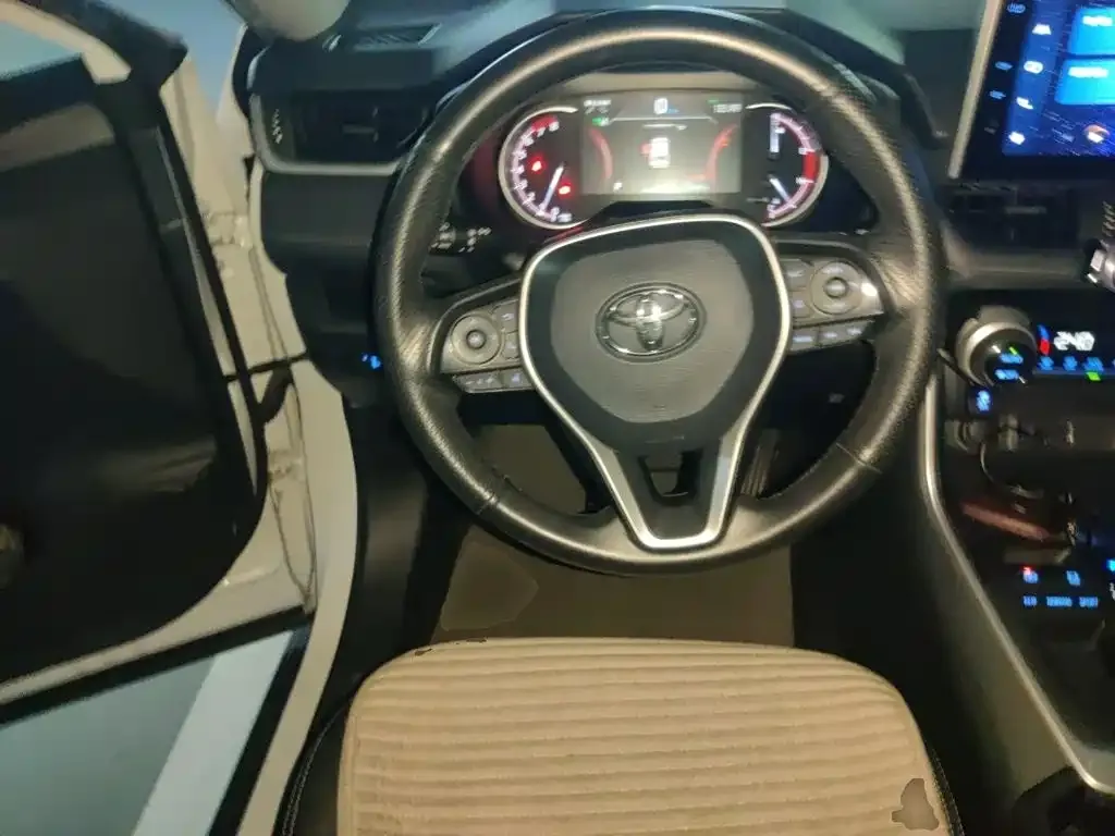Toyota RAV4 — фото 10