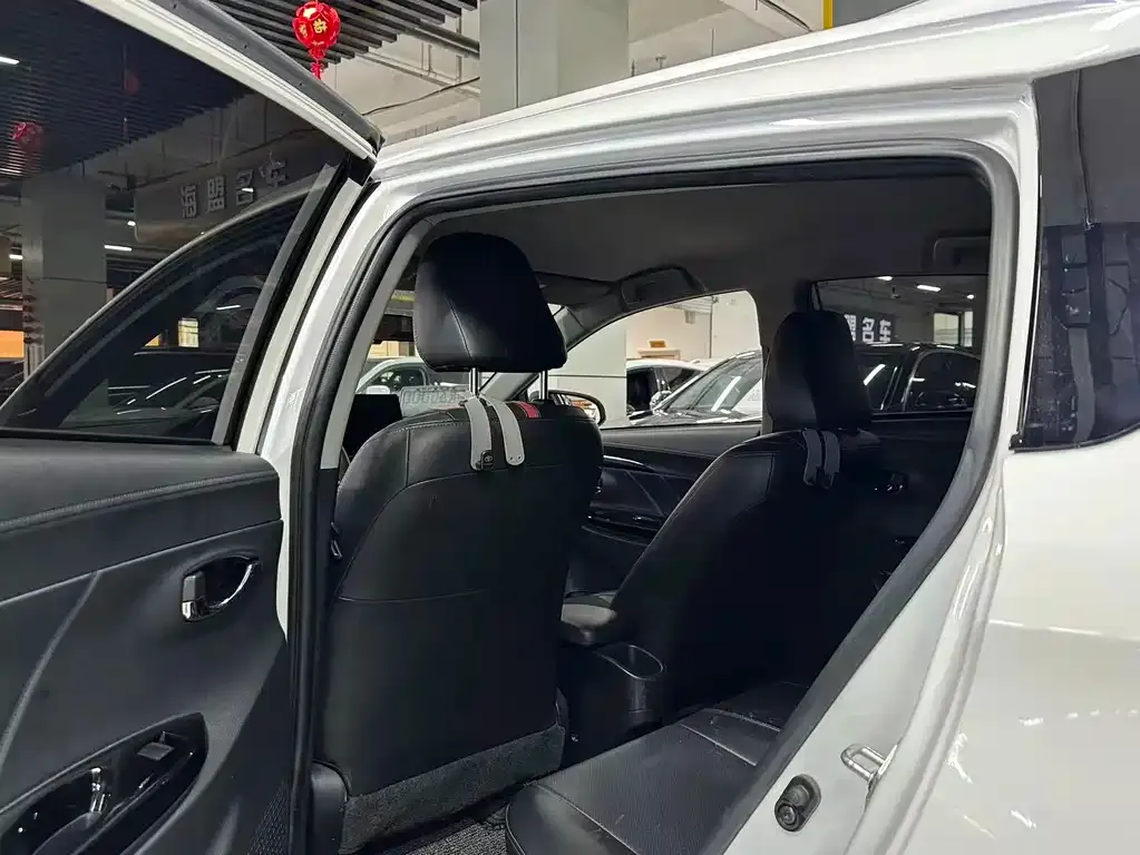 Toyota Yaris L — фото 9