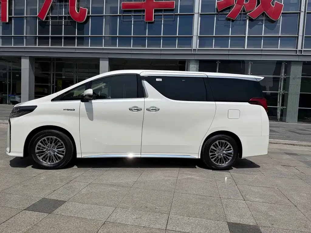 Toyota Alphard — фото 4