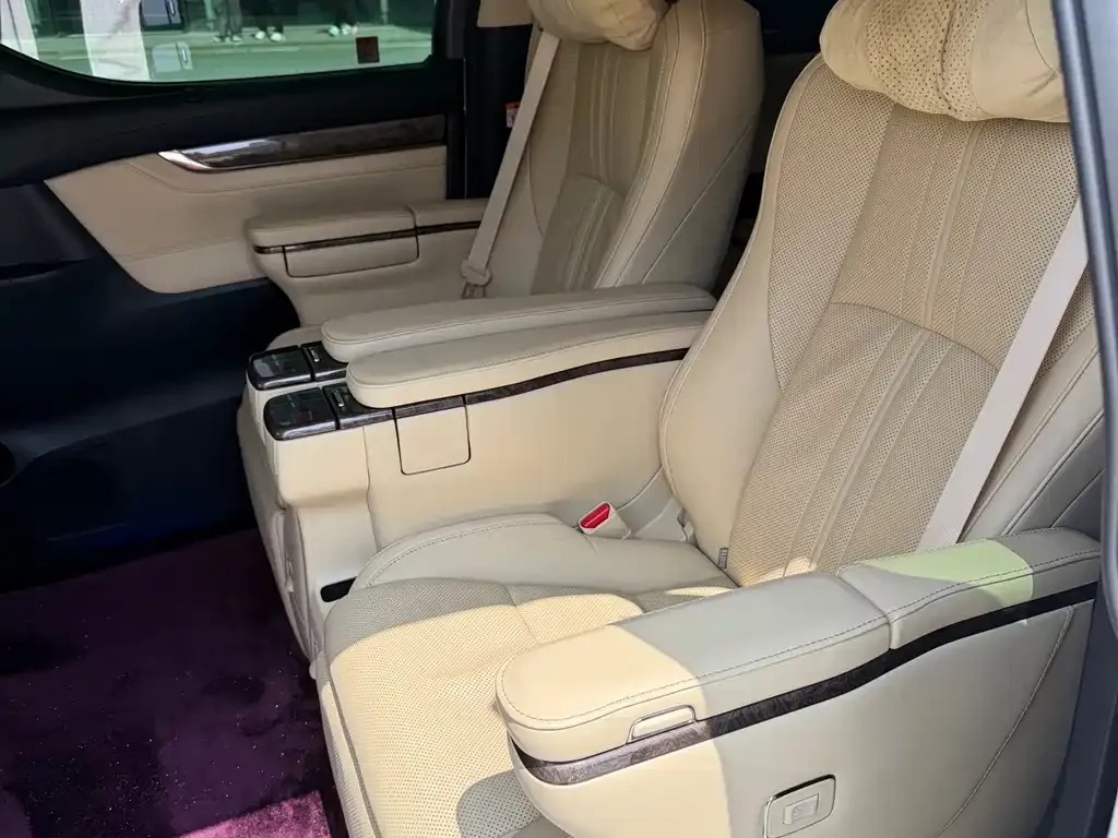 Toyota Alphard — фото 2