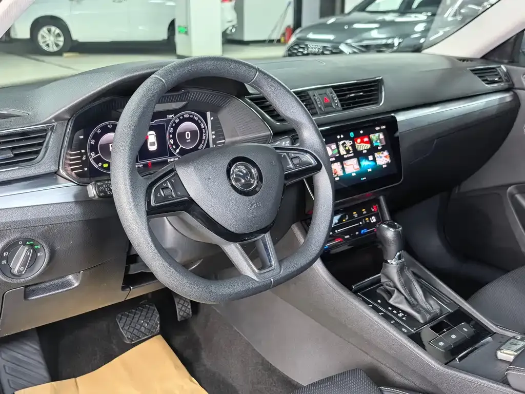 Skoda Superb — фото 8