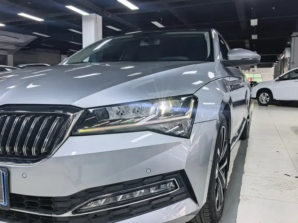 Skoda Superb — фото 10