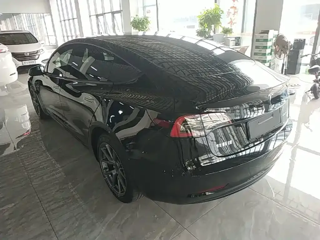 Tesla Model 3 — фото 10