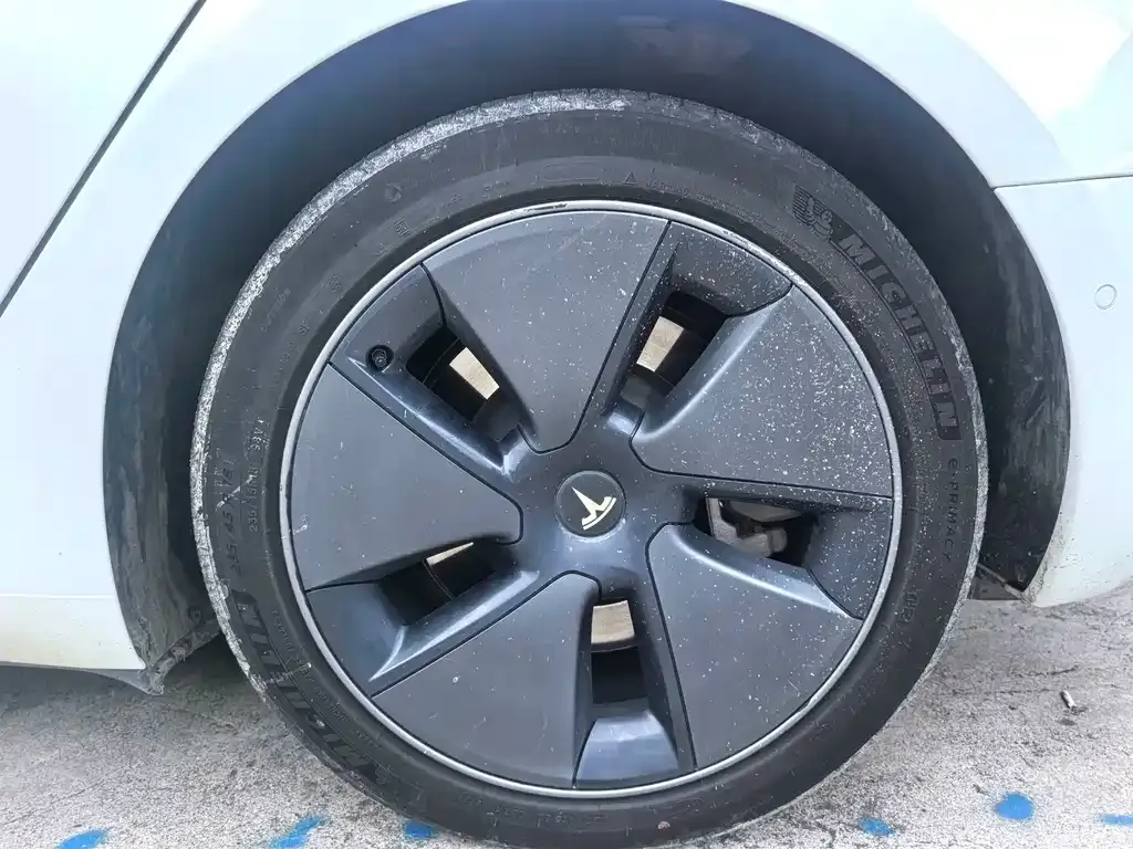 Tesla Model 3 — фото 4