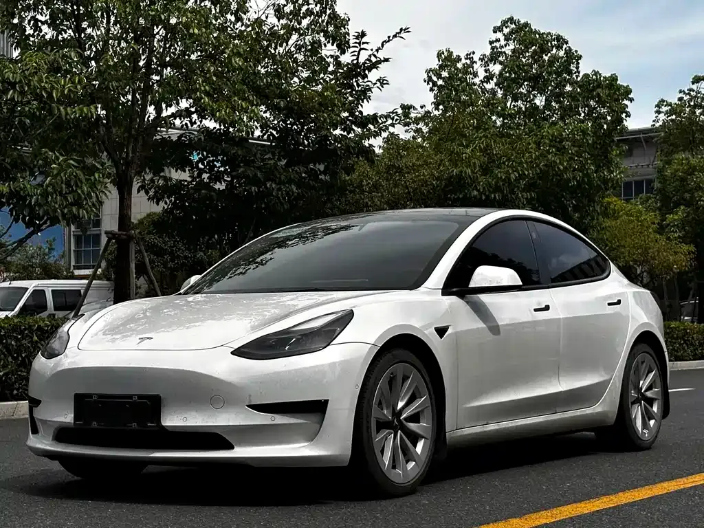 Tesla Model 3 — фото 1