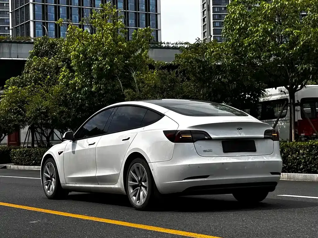 Tesla Model 3 — фото 5