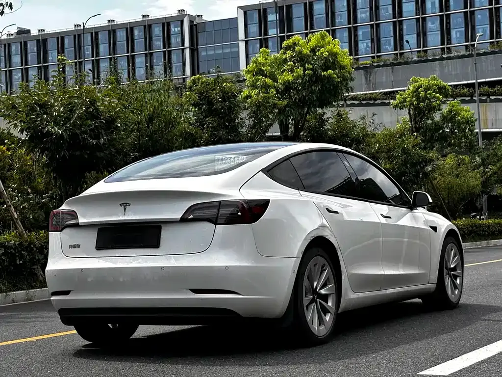 Tesla Model 3 — фото 9