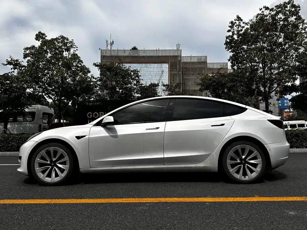 Tesla Model 3 — фото 2