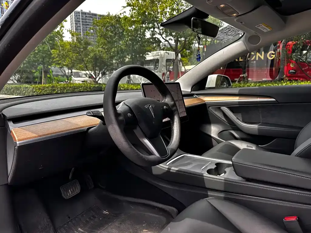 Tesla Model 3 — фото 10