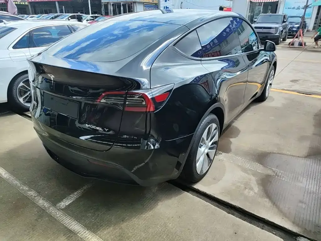 Tesla Model Y — фото 9