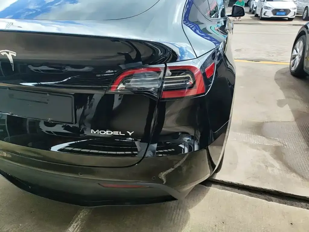 Tesla Model Y — фото 8