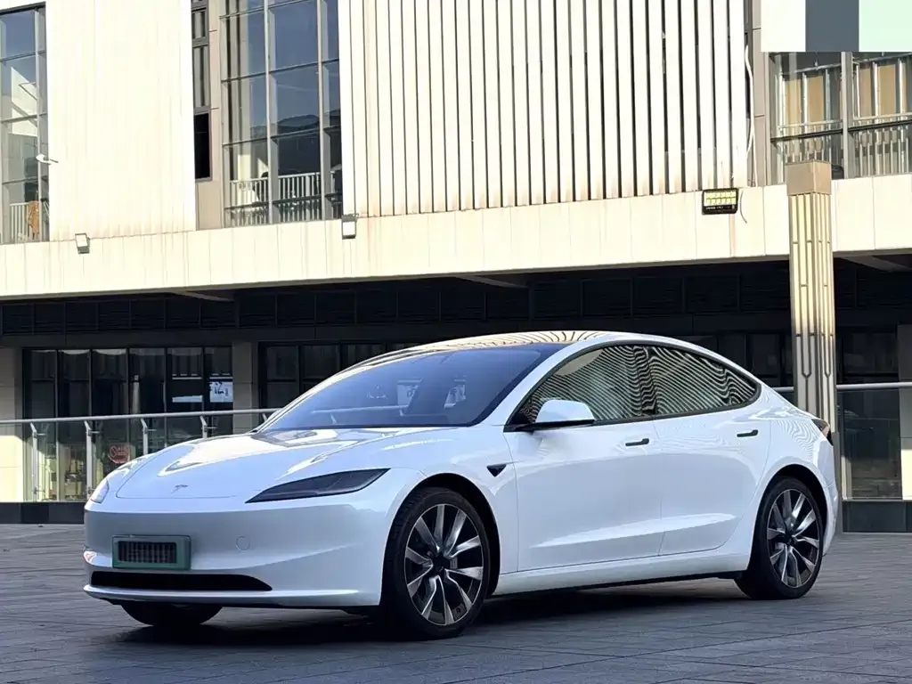 Tesla Model 3 — фото 1