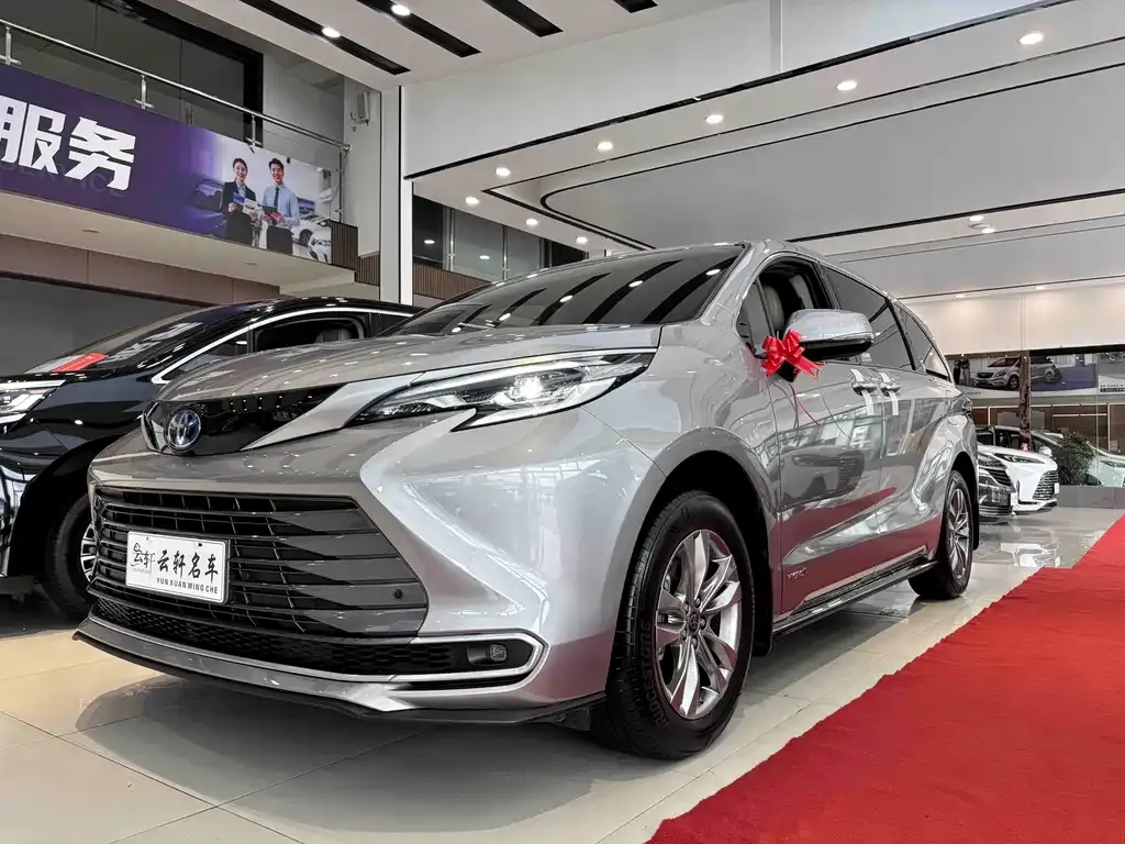 Toyota Sienna — фото 1