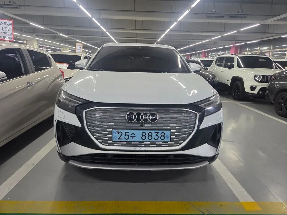 Audi Q4 e-tron — фото 1