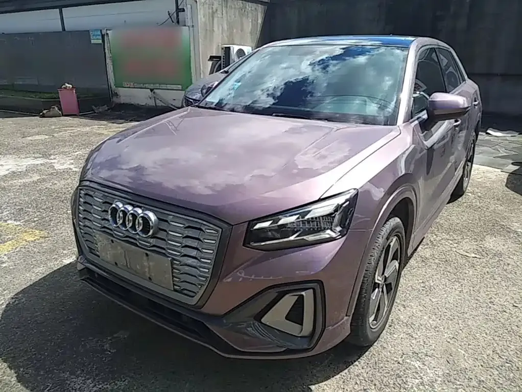 Audi Q2L e-tron — фото 1