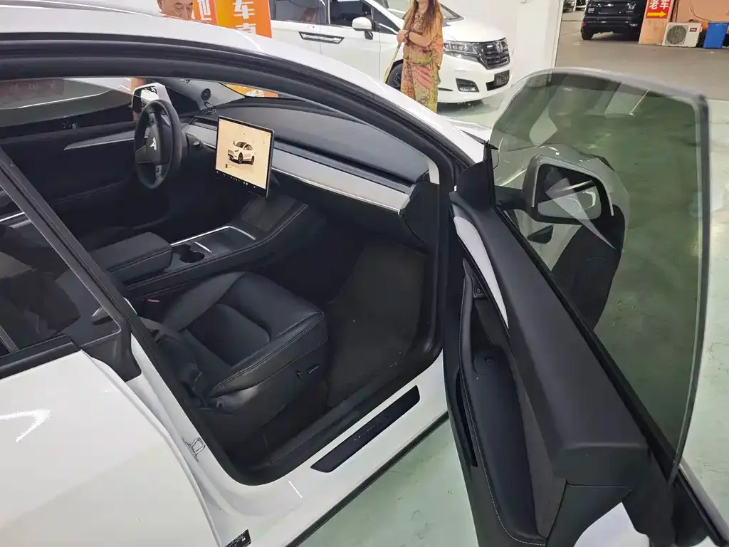 Tesla Model Y — фото 5