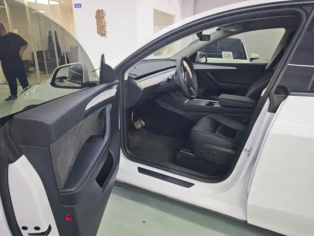 Tesla Model Y — фото 6