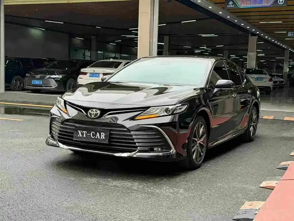 Toyota Camry — фото 1
